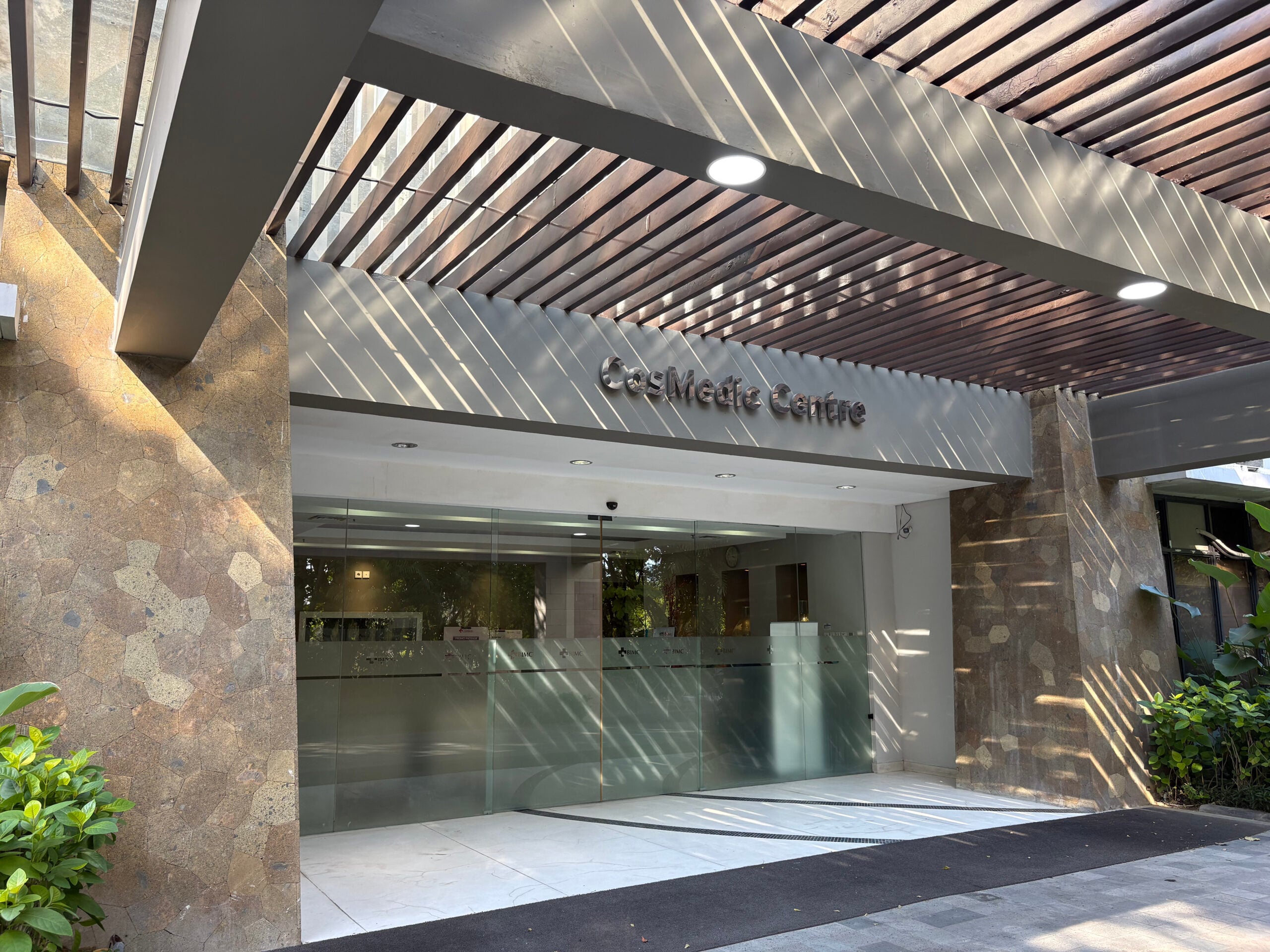 The exterior view of the entryway into BIMC CosMedic Bali clinic